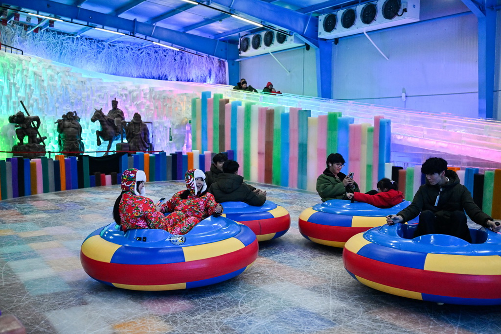 7月15日，游客在室內冰雪世界休閑娛樂。