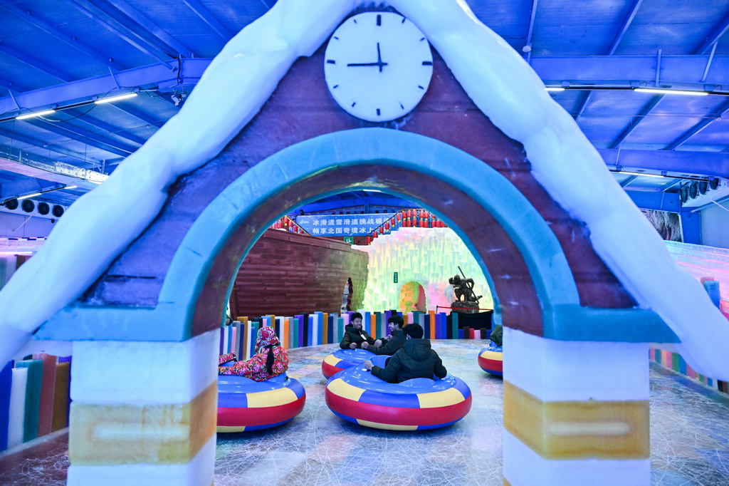 7月15日，游客在室內冰雪世界休閑娛樂。