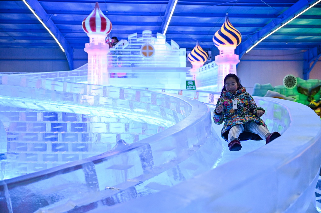 7月15日,小朋友在室內冰雪世界休閑娛樂。