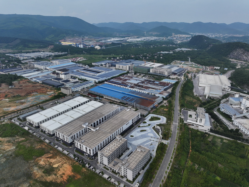 7月16日拍摄的位于长兴县煤山镇的浙能（长广）氢能装备制造产业园（无人机照片）。新华社记者 徐昱 摄