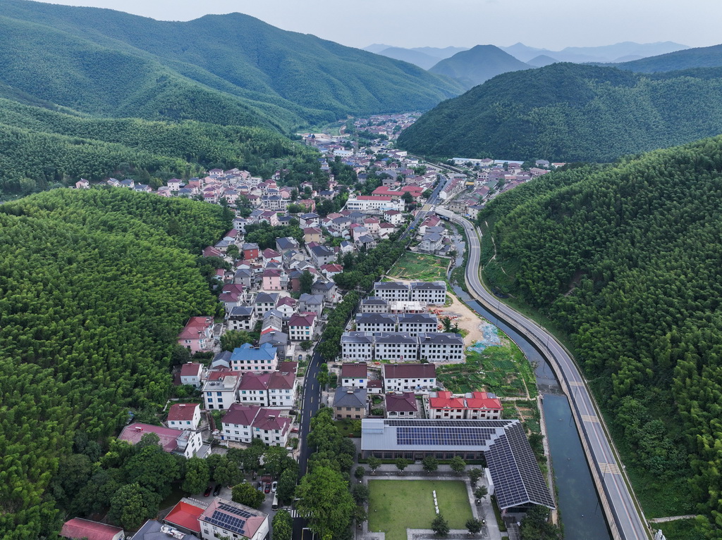 7月16日拍摄的长兴县煤山镇新川村(无人机照片)。新华社记者 徐昱 摄