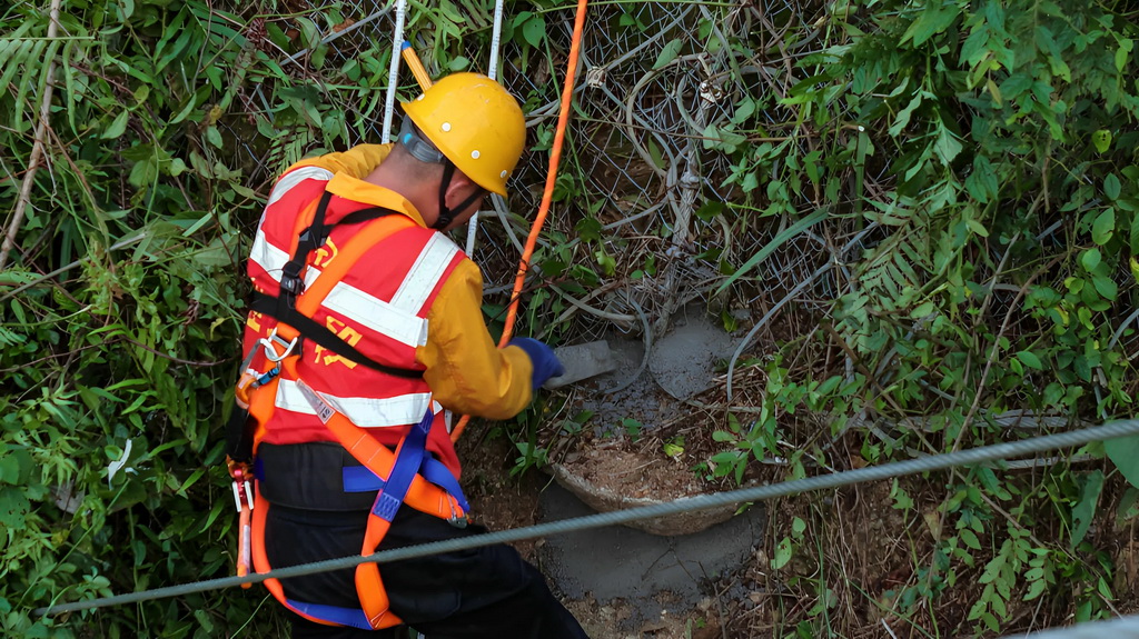 橋隧工人對隧道頂部危石隱患點進行加固（7月15日攝，無人機照片）。