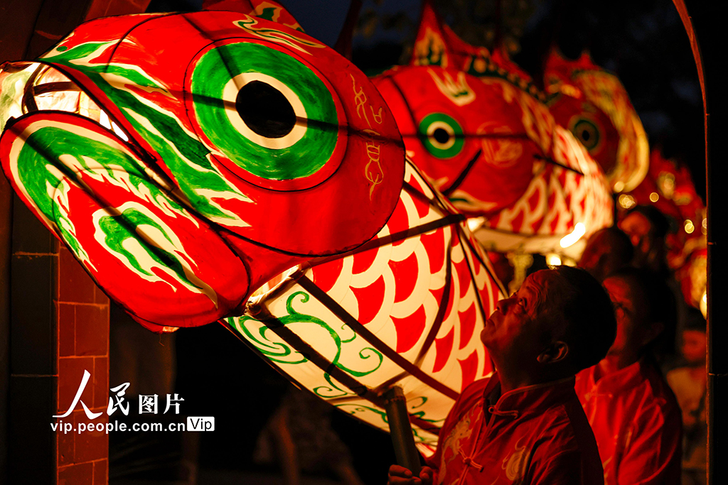 安徽黄山:鱼灯夜游会点亮古村夏夜【2】