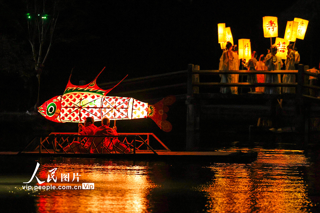 安徽黄山:鱼灯夜游会点亮古村夏夜【3】