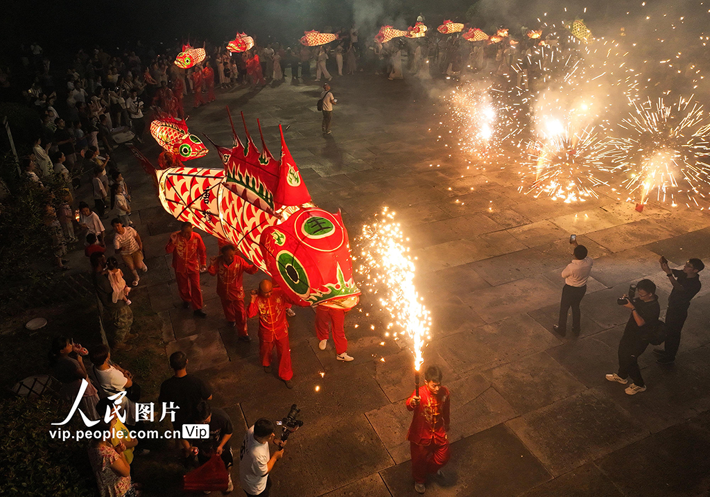安徽黄山:鱼灯夜游会点亮古村夏夜【7】
