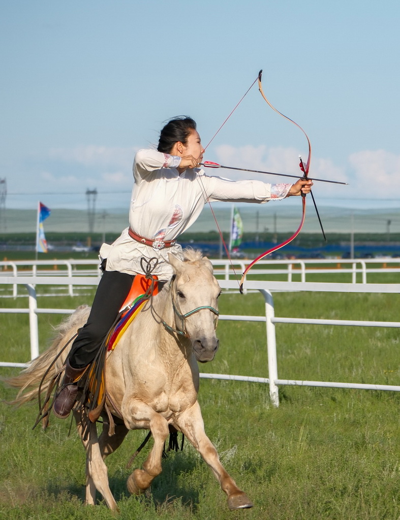 7月20日,选手在骑射比赛中拉弓射箭。