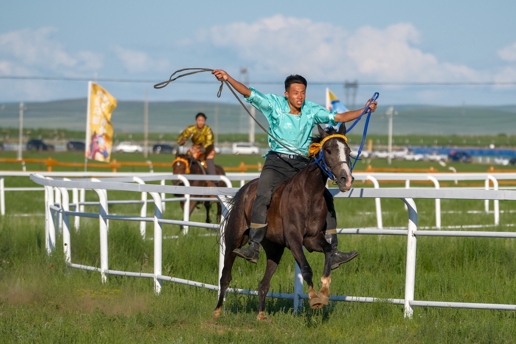 7月20日,选手们在速度赛马5000米比赛中。