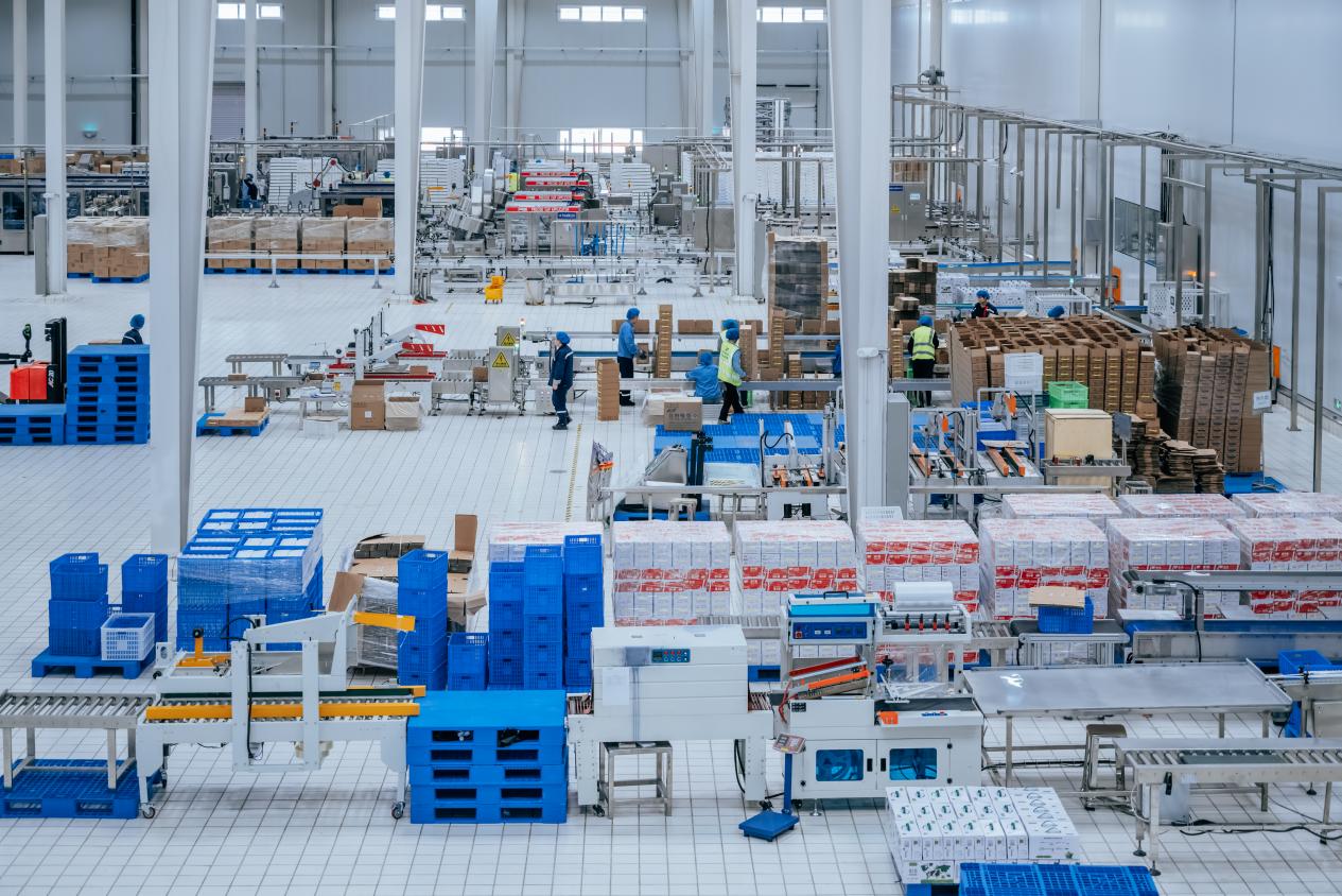 甘肅傳祁甘味乳業有限公司生產車間。邱活攝