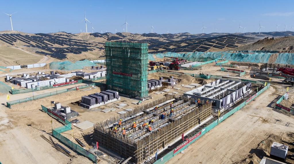 7月21日,中铁十一局工人在中卫300万千瓦光伏绿电项目2号330千伏变电站建设现场施工(无人机照片)。