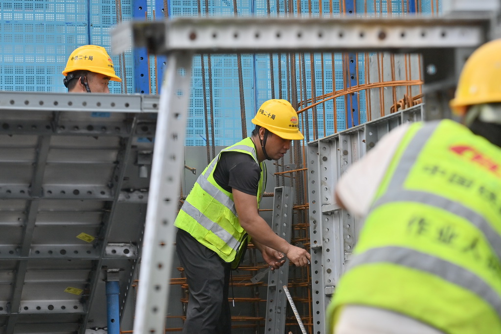 7月21日,中铁二十局工人在南宁市鸡村城中村改造项目建设现场施工作业。