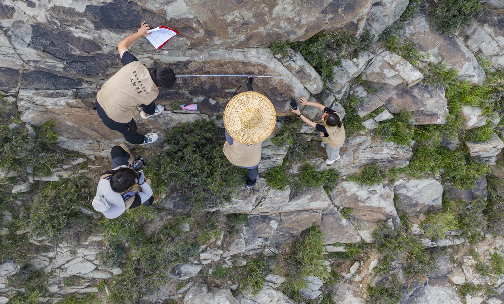 7月23日，工作人員在賀蘭山岩畫遺址區內進行2025年度岩畫復查（無人機照片）。