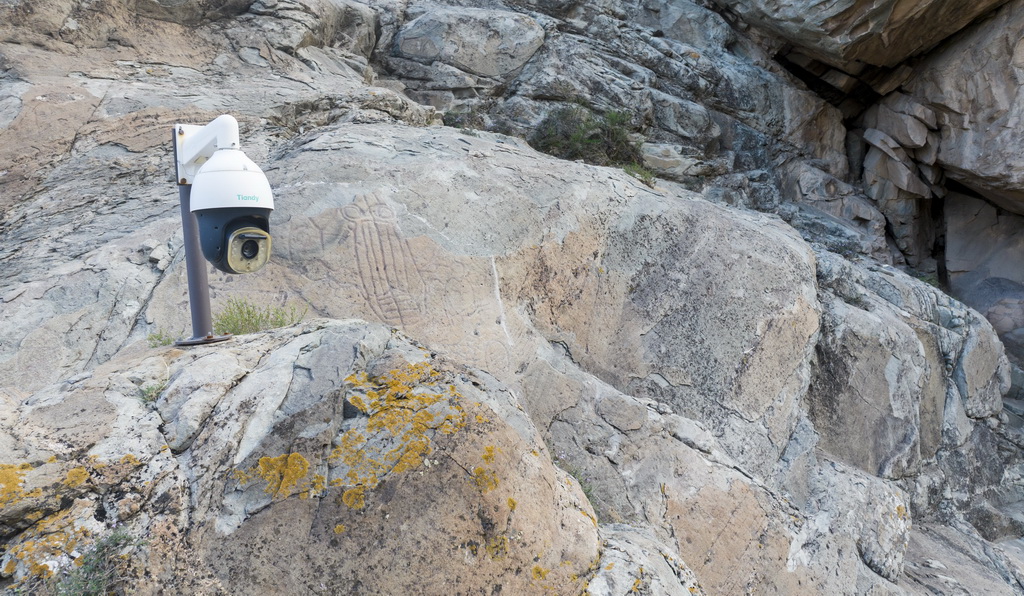 這是7月23日拍攝的賀蘭山岩畫景區的監控攝像頭(無人機照片)。目前,賀蘭山岩畫景區內有100多個監控攝像頭,對岩畫情況進行監控。