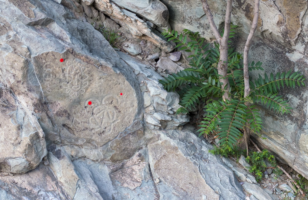 這是7月23日在賀蘭山岩畫景區拍攝的岩畫和紅色標識點（無人機照片）。標識點方便游客找到岩畫，可以隨時粘貼，對石質和文物不會產生影響。