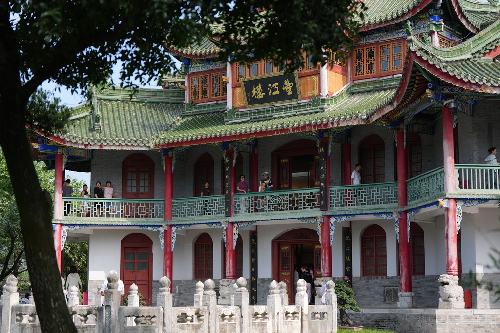 7月22日，游客在漢中市博物館古漢台遺址上所建的望江樓參觀。