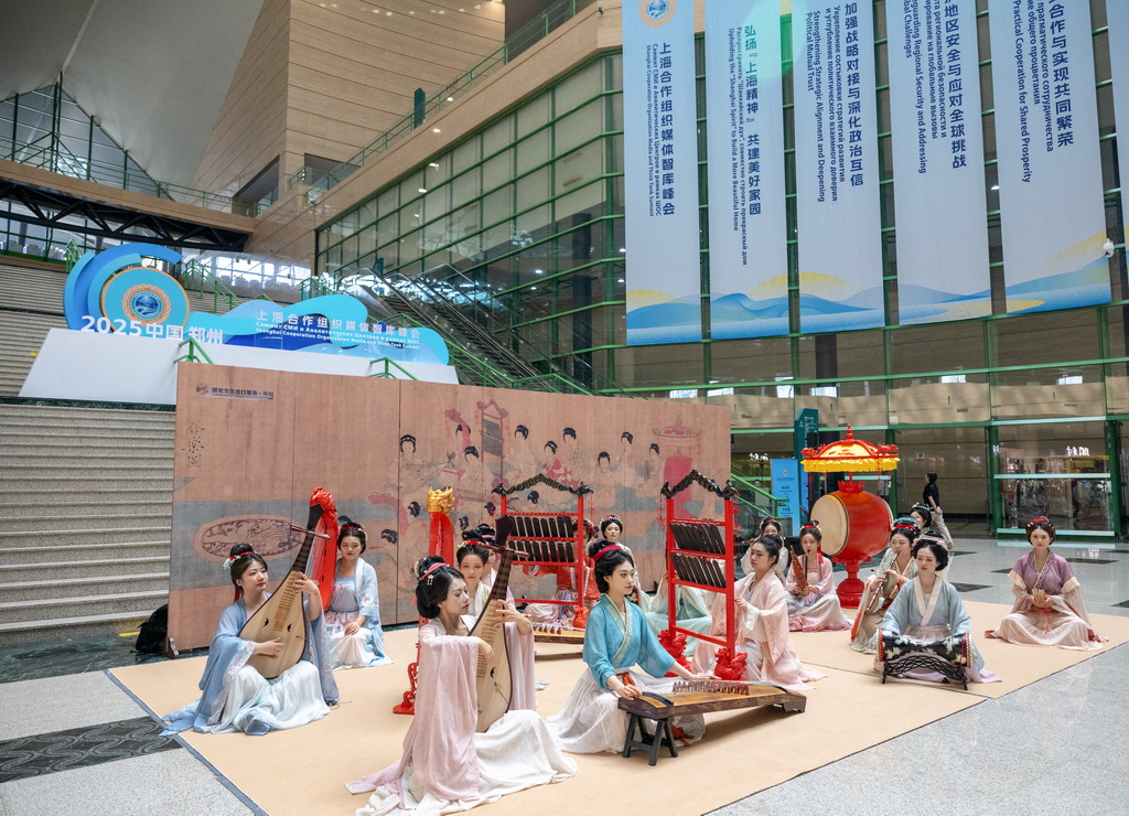 这是在上海合作组织媒体智库峰会会场进行的《合乐图》民族乐器复刻展演(7月24日摄)。新华社记者 胡竞文 摄