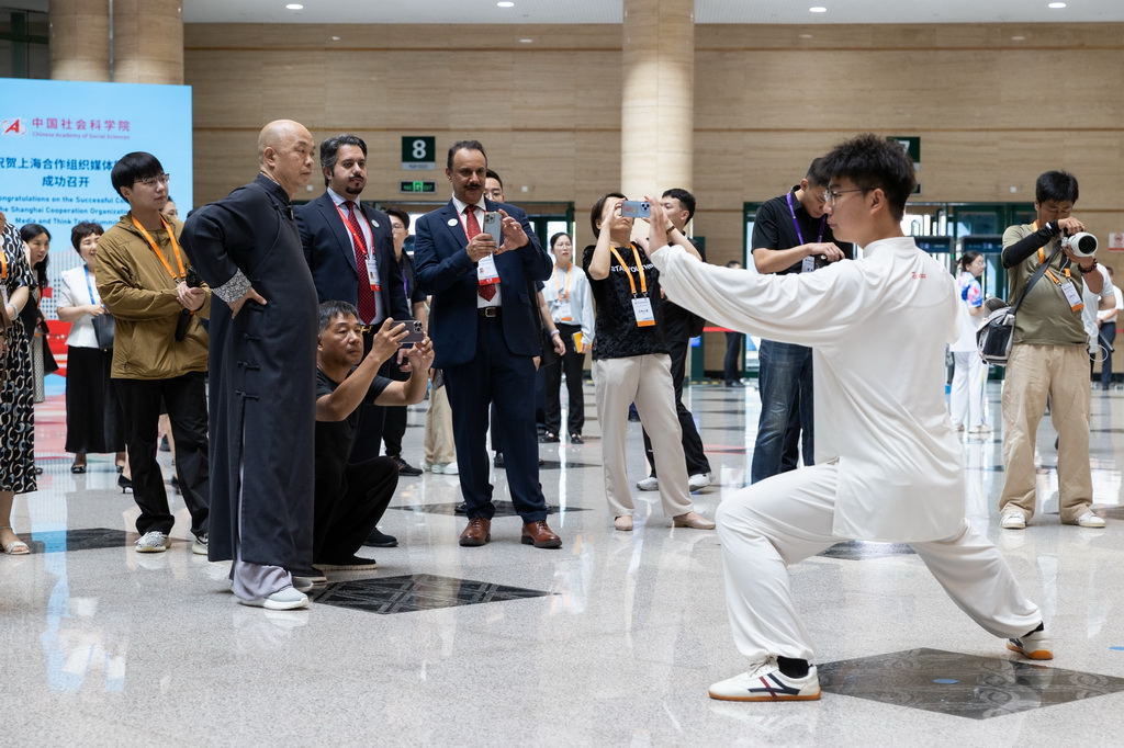 7月24日,在河南郑州举行的上海合作组织媒体智库峰会会场,与会代表观看太极拳表演。新华社记者 白雪骐 摄