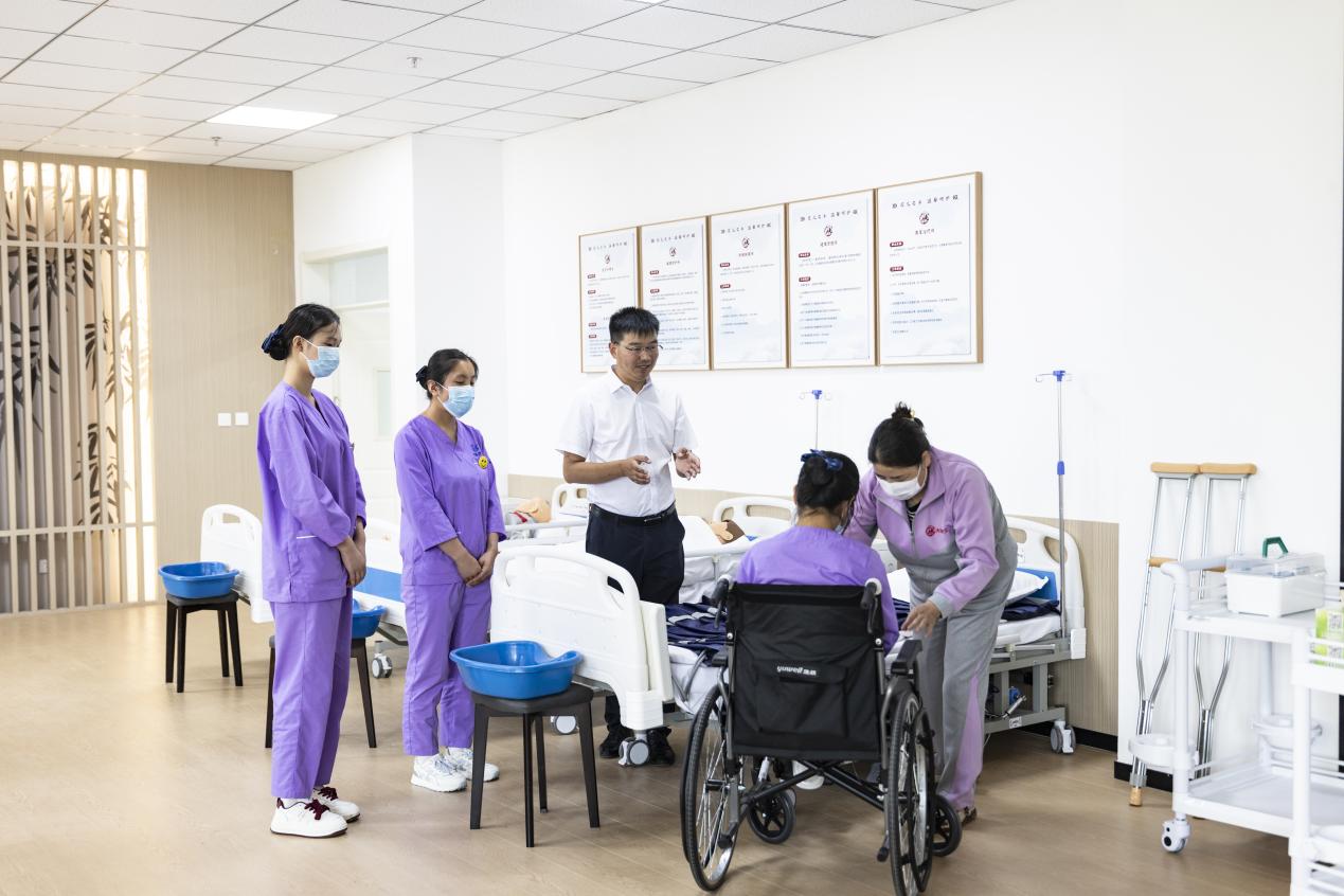 大通護工產業發展基地內，學員正在進行護理技能培訓。王劍攝