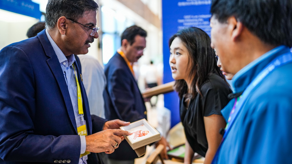 7月26日,參會代表參觀非遺手工作品。