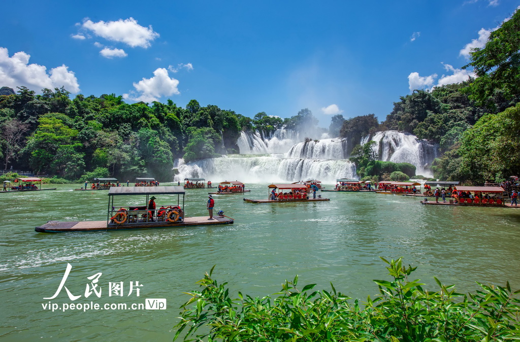 2025年7月26日,游客在广西崇左市大新县德天瀑布景区游玩。