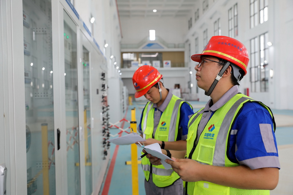 7月27日，引江濟淮鳳凰頸泵站工作人員在記錄設備運行參數。