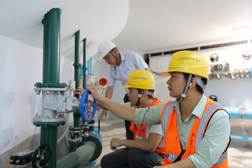 7月27日,引江濟淮鳳凰頸泵站工作人員在巡檢設備。
