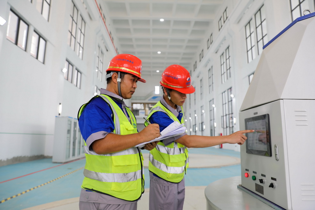 7月27日,引江濟淮鳳凰頸泵站工作人員在調試設備。