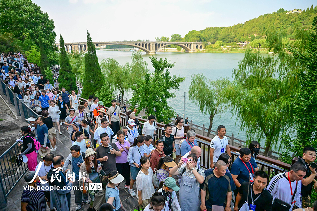 河南洛阳:龙门石窟暑期旅游热【5】