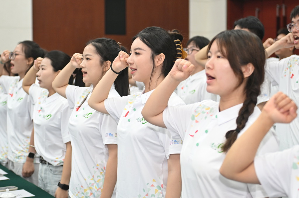 7月28日,志愿者们在成都世运会志愿者誓师大会上宣誓。