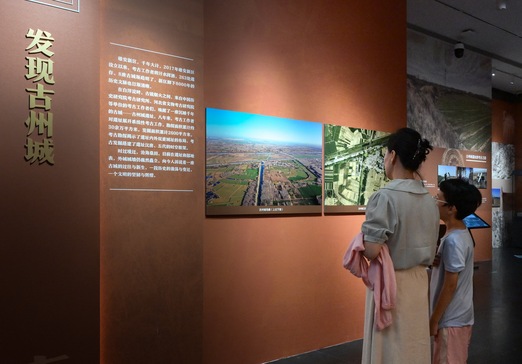 7月28日，一对母子在展厅观展。