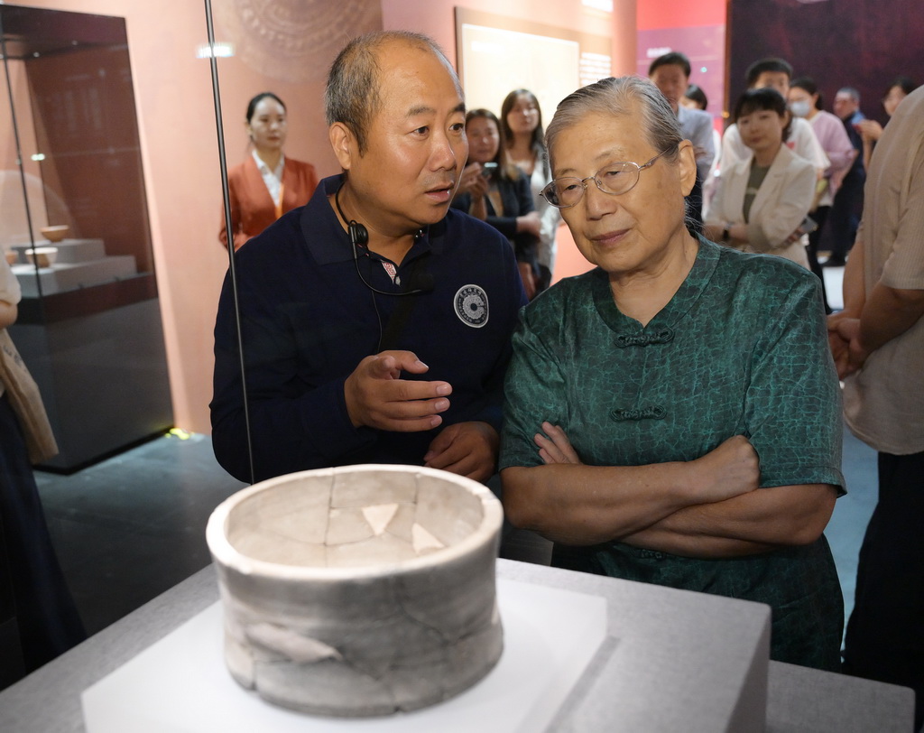 7月28日，著名考古學家、中國社會科學院考古研究所研究員安家瑤（右）在雄安新區聯合考古隊領隊何歲利的陪同下參觀展覽。