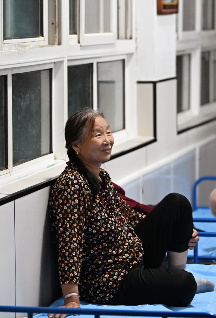 7月29日,一位老人在天津市薊州區下營鎮初級中學休息。