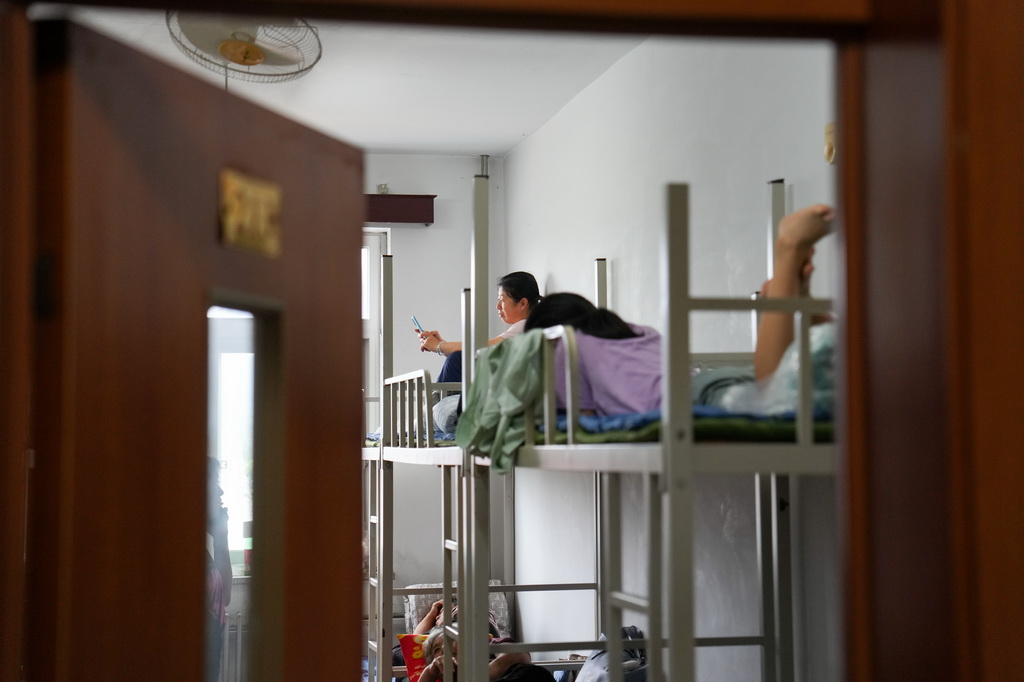 7月29日,在北京市密雲區太師庄中學居民安置點,幾位安置在此的群眾在休息。