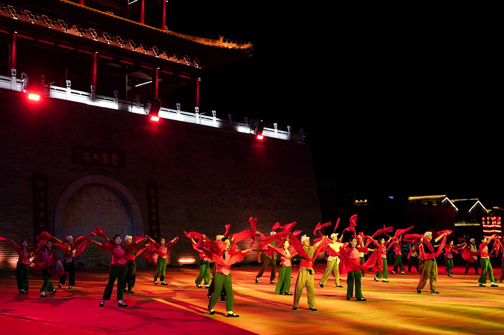 7月29日，演員在陝西延安的金延安文化旅游產業園區表演紅色歌舞劇《延安十三年》。