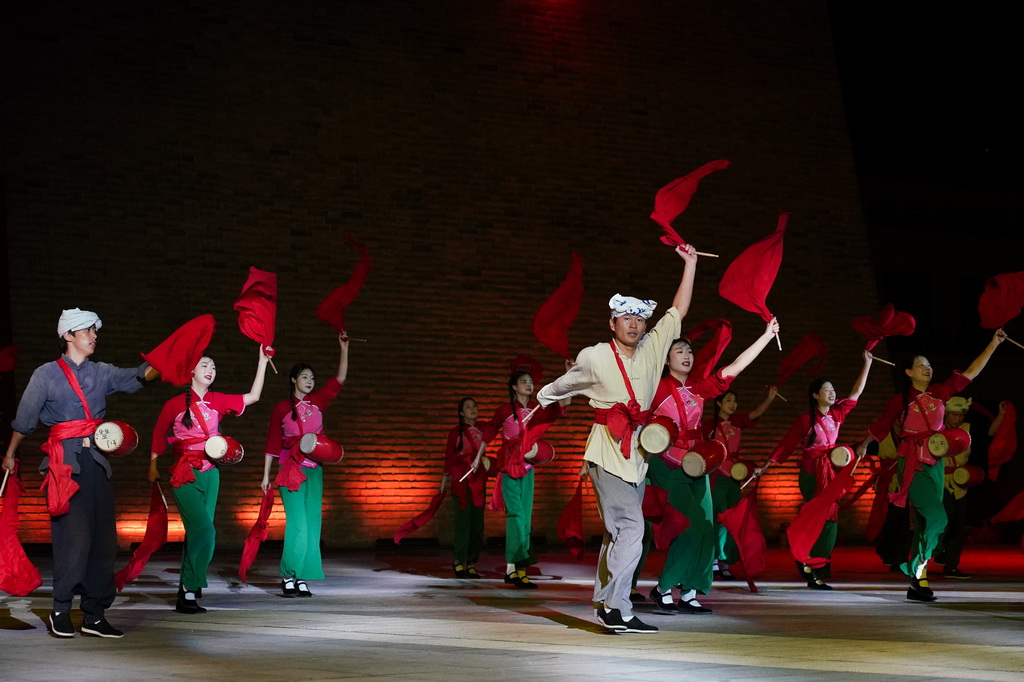 7月29日，演員在陝西延安的金延安文化旅游產業園區表演紅色歌舞劇《延安十三年》。