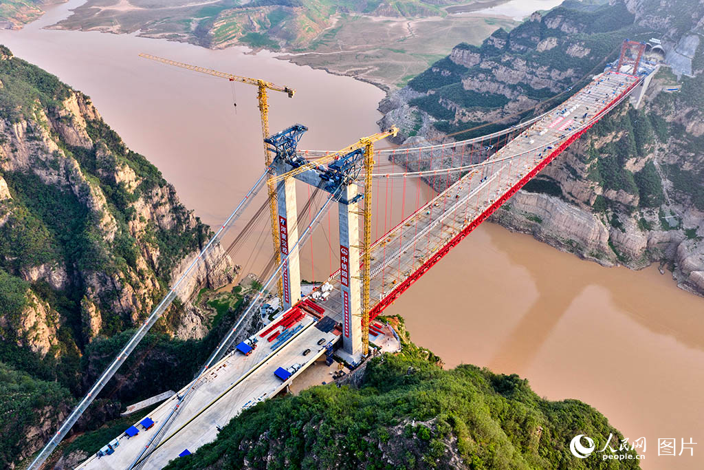 济(源)新(安)黄河大桥顺利贯通