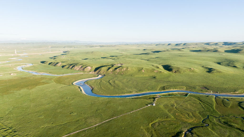 这是7月30日拍摄的青海省泽库县草原景色(无人机照片)。新华社记者 王艳 摄