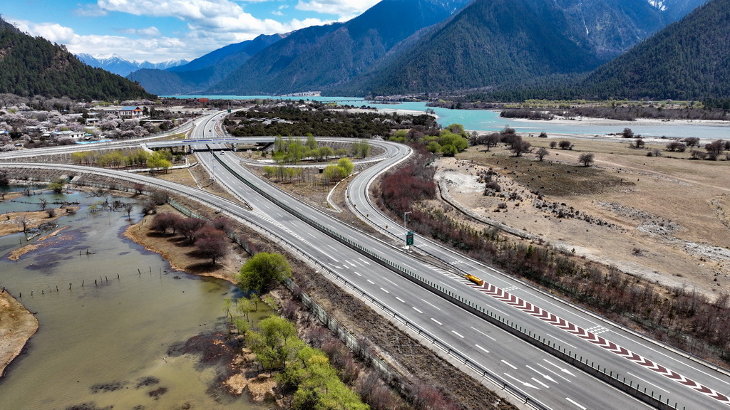拉萨至林芝的高等级公路(无人机照片,2025年4月1日摄)。