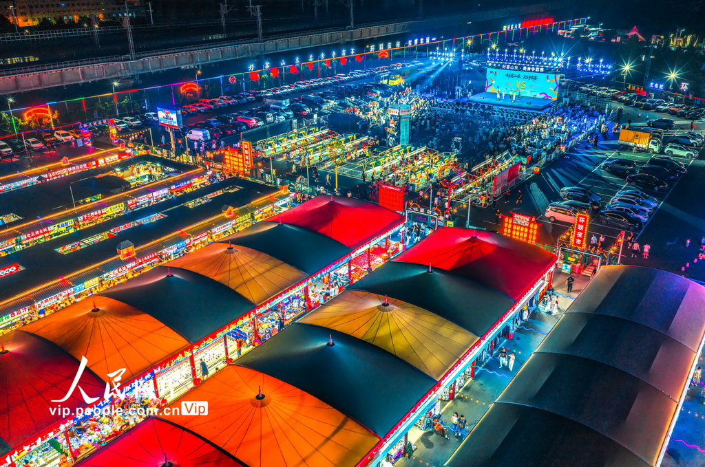 2025年8月1日拍摄的夜市景象。