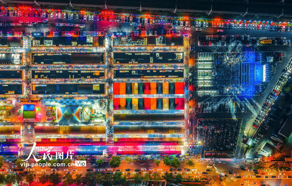 2025年8月1日拍摄的夜市景象。