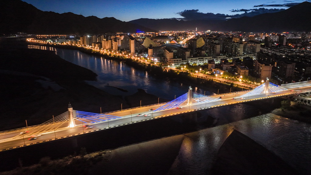 這是7月30日拍攝的的納金大橋（無人機照片）。新華社記者 晉美多吉 攝