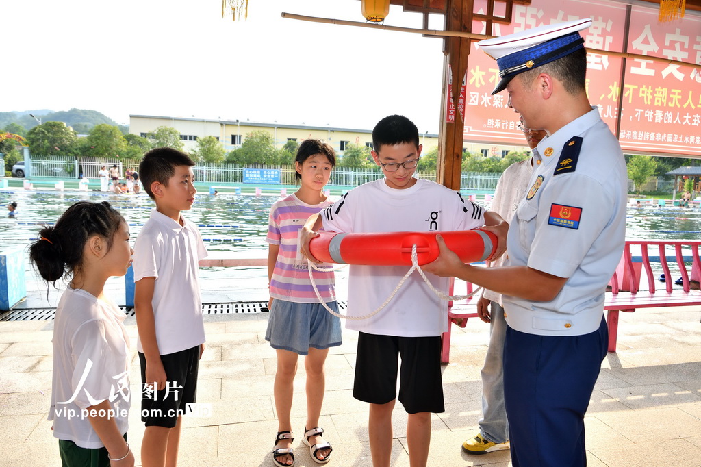 8月5日，消防員為學生講解救生圈的使用方法。