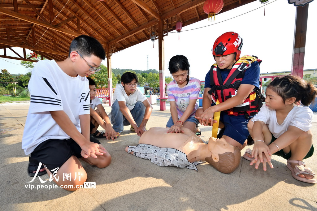 8月5日，消防員指導學生練習心肺復蘇技能。