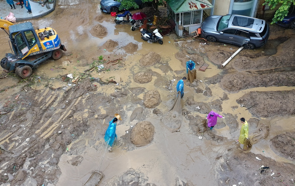 8月6日，工作人員在廣東肇慶鼎湖區鼎湖山風景區門口清淤（無人機照片）。