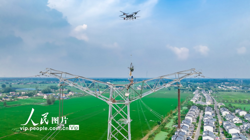 江苏淮安:无人机助力电网不停电检修【4】
