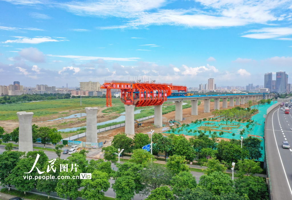 广东东莞：上行移动模架造桥机实现深江铁路“空中造桥”