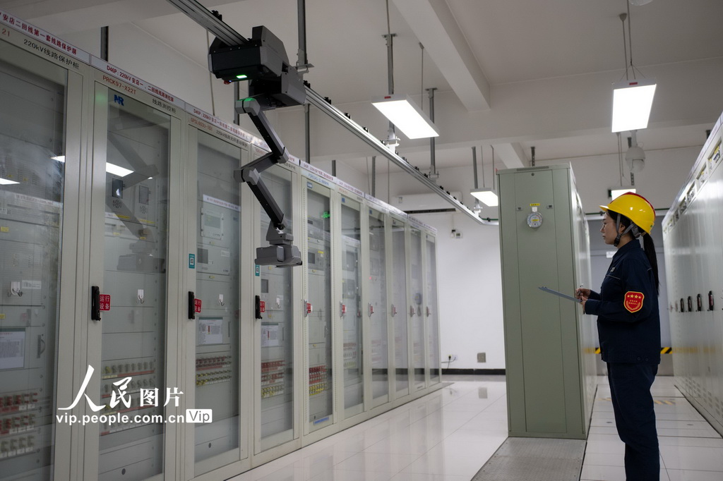 8月7日，運維人員在湖北省宜昌市夷陵區500千伏安福變電站內對軌道機器人運行狀況進行檢查。