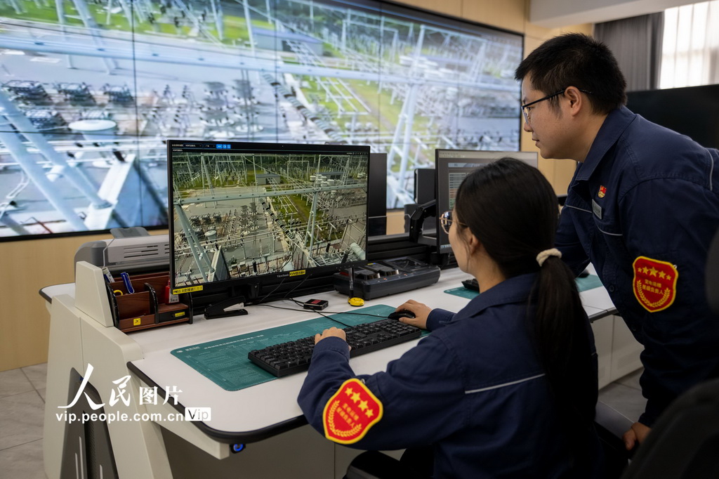 8月7日,运维人员在湖北省宜昌市夷陵区500千伏安福变电站主控室通过屏幕实时监视无人机飞行状态。