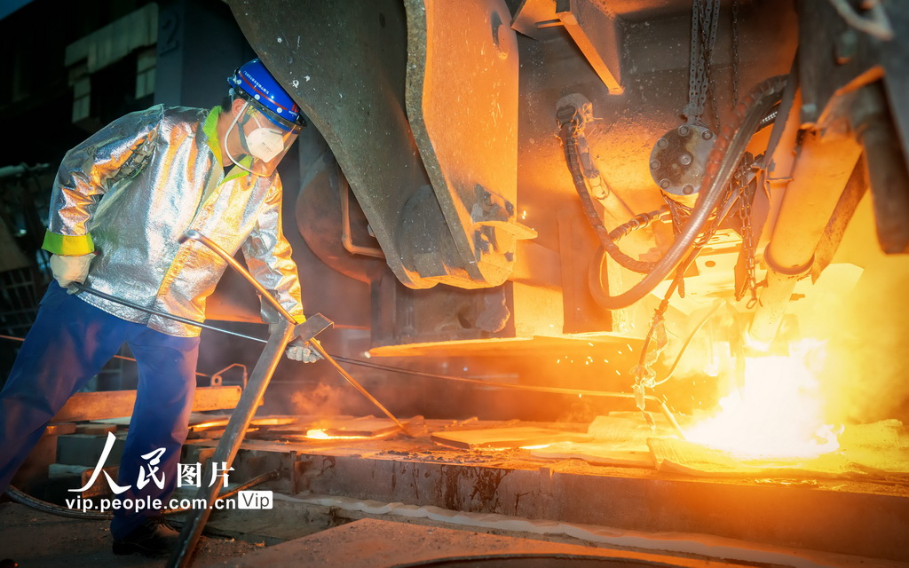 8月7日，煉鋼工人在進行連鑄測溫作業。