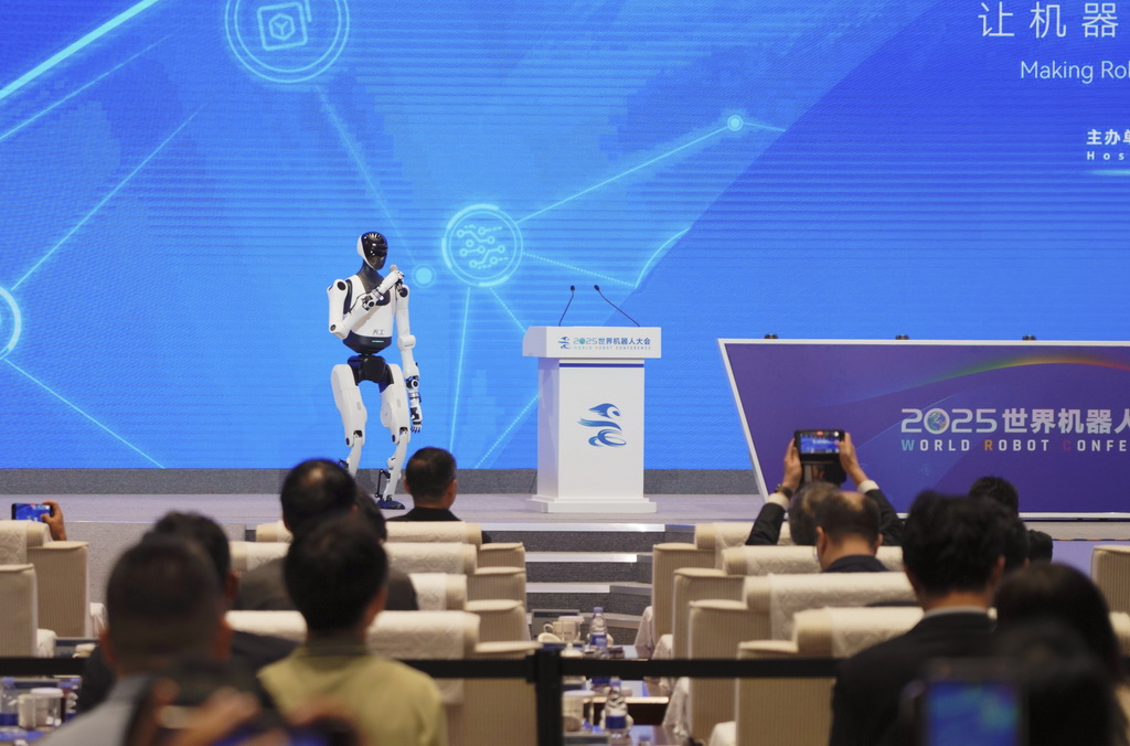 8月8日，在2025世界機器人大會開幕式現場，機器人主持人登場。新華社記者 謝晗 攝