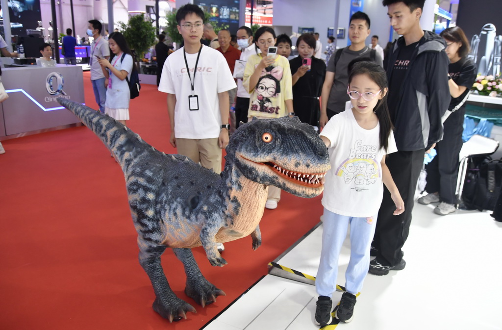 8月8日,觀眾在2025世界機器人大會現場與展出的仿真恐龍互動。新華社記者 李欣 攝